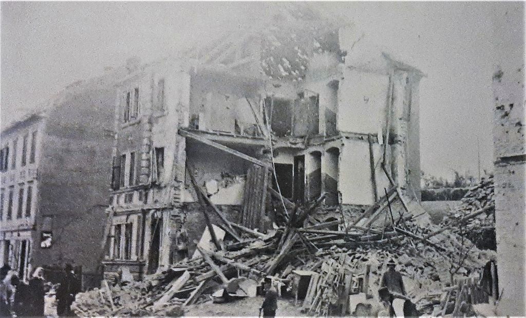 Datei:Wiener Straße 227, 229, 16.10.44.jpg