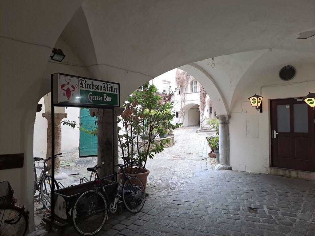 Datei:Sackstraße 12, Säulen in Einfahrtshalle.jpg