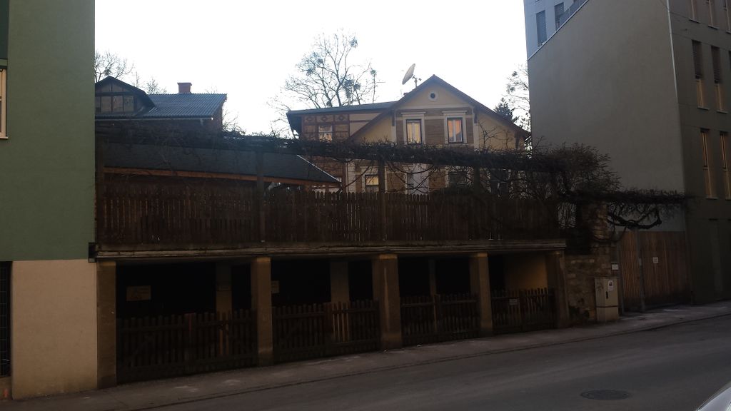 Datei:Straßenseite von links.jpeg