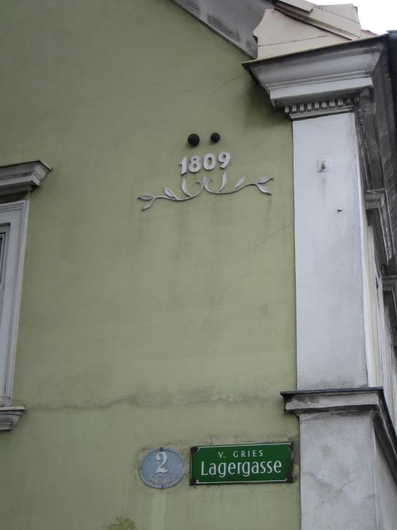 Datei:Lagergasse 2, Kanonenkugeln 1809 .jpg