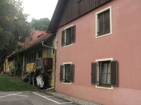 Wirtschaftsgebäude und Bauernhaus
