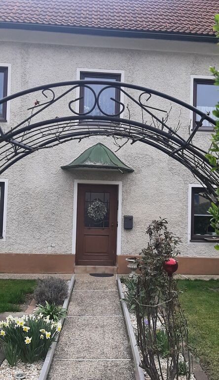 Datei:Waltendorfer Hauptstraße 24, Portal.jpg